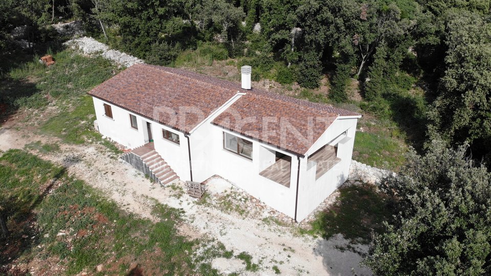 Istra, Rovinj, novosagrađena kuća na imanju 12619 m2 udaljenom 250 m od mora