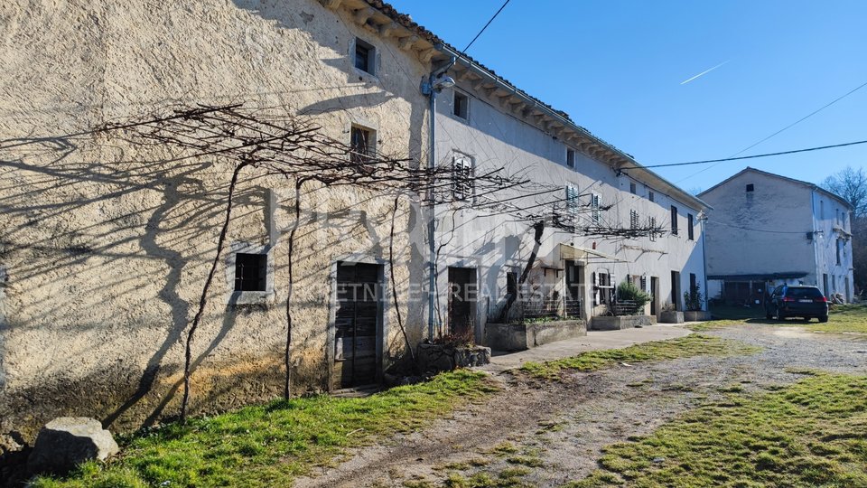 Istra, Roč, stara kamena kuća u nizu