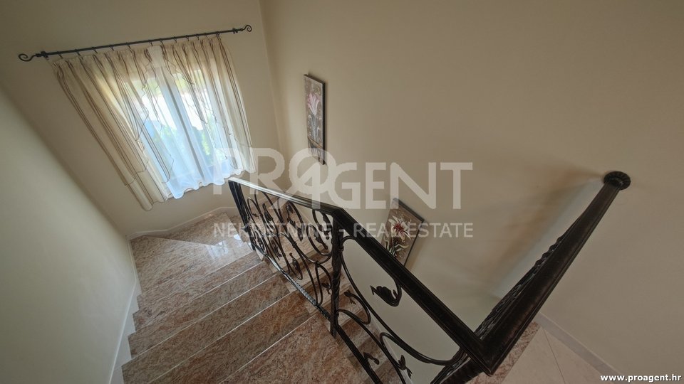 House, 205 m2, For Sale, Fažana