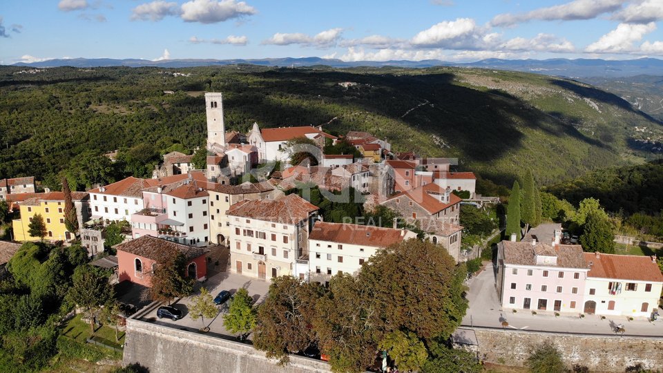 ISTRA, OPRTALJ, KAMENA KUĆA, PRODAJE SE