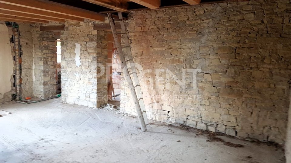 ISTRIA, MOTOVUN, OLD STONE HOUSE FOR RENOVATION