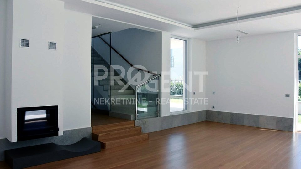 House, 610 m2, For Sale, Poreč