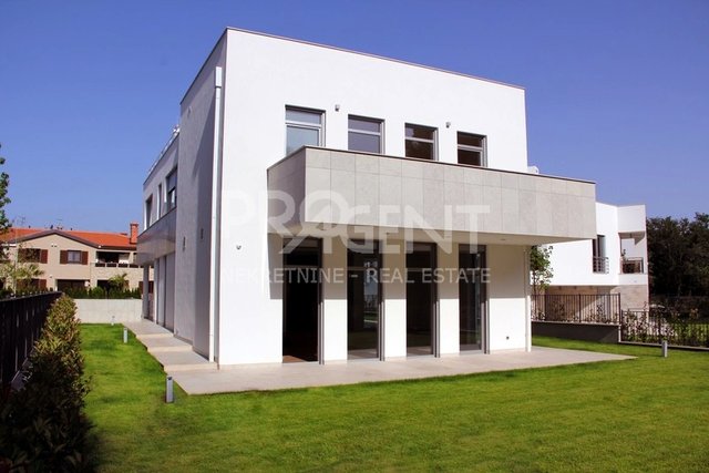 House, 610 m2, For Sale, Poreč