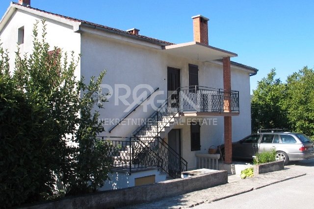 House with two flats and garage, Buzet