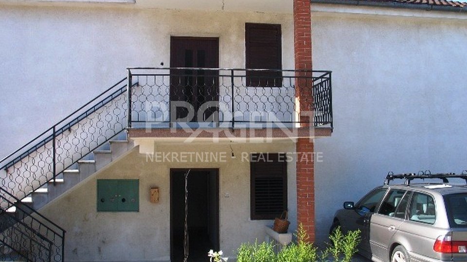 House with two flats and garage, Buzet