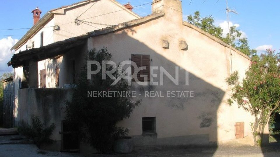 Stone house with 99.000 m2 of land