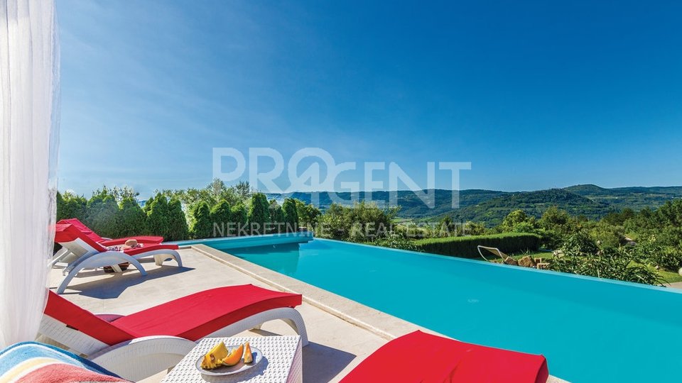 House with swimming pool and view of Motovun