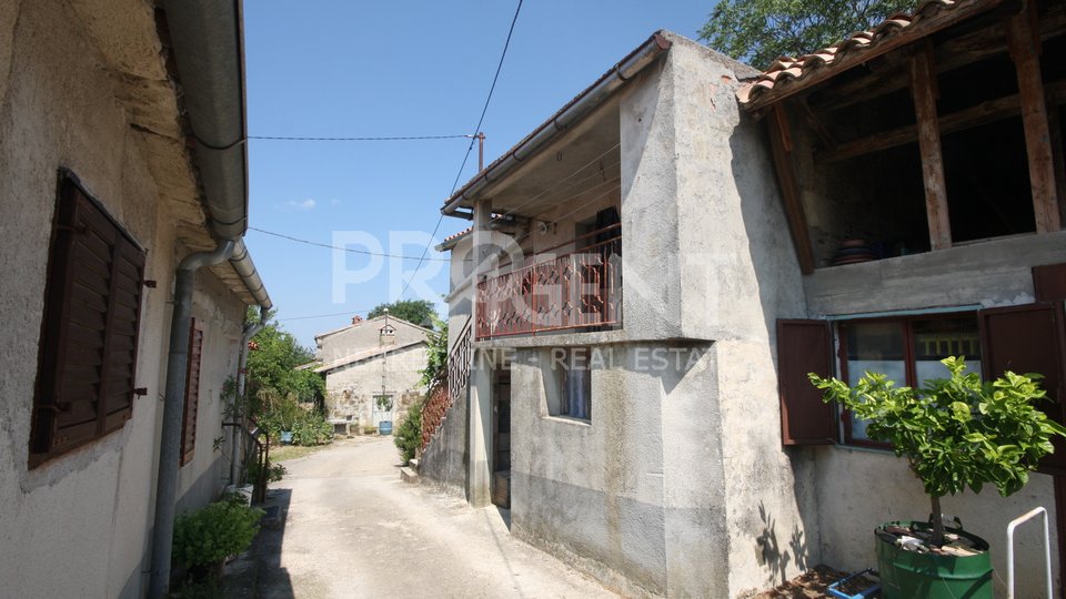 Kamena kuća i gospodarski objekt, okolica Buzeta