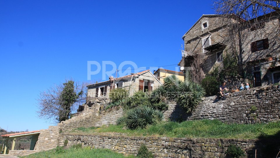 Istra, kamena kuća u Grožnjanu s pogledom na more