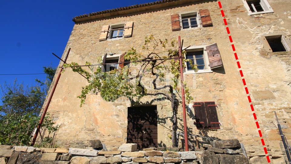 Istrien, ein altes Steinhaus mit Blick auf Motovun