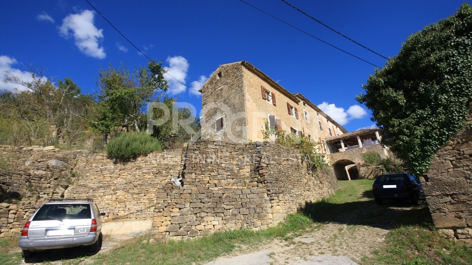 Istrien, ein altes Steinhaus mit Blick auf Motovun