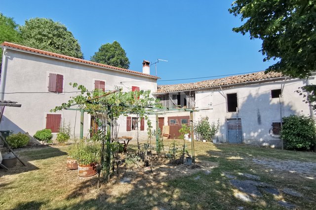 Buzet, stone house and farm with 2.5 ha of land