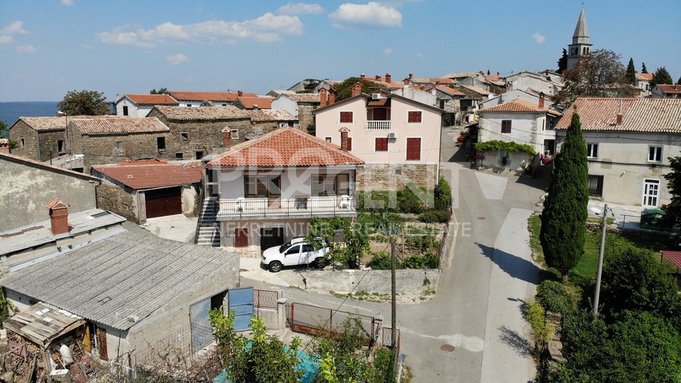 ISTRA, BUZET, PRODAJE SE KUĆA S POGLEDOM NA JEZERO