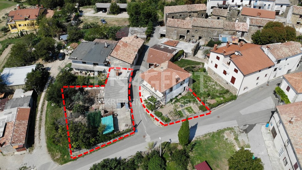 Buzet/Vrh das Haus mit einer Garage und Nebengebäuden