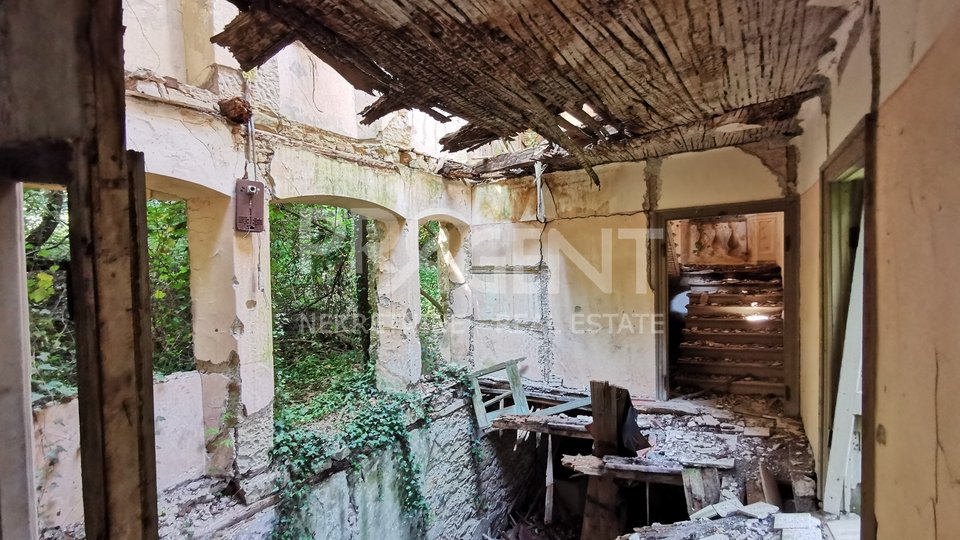 Istrien, verfallenes Haus und Grundstück mit Blick auf den Motovun