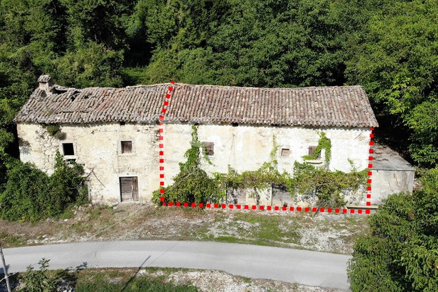 Istrien, altes Steinhaus und Scheune mit Land