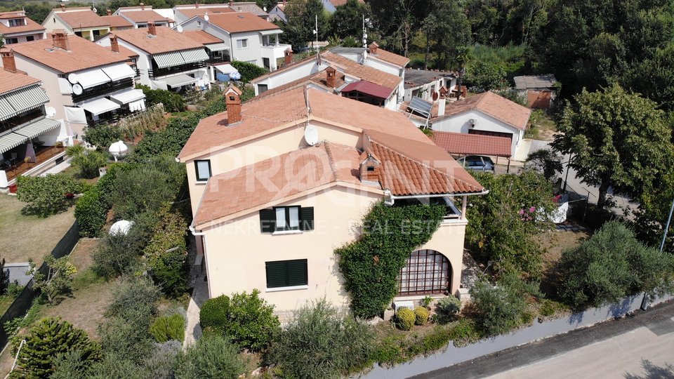 Istrien / Valbandon, freistehendes Haus mit zwei Wohnungen