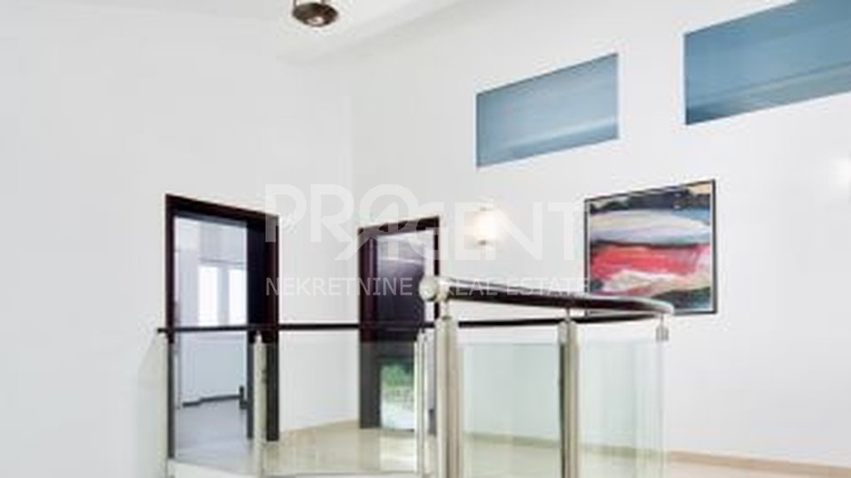 House, 300 m2, For Sale, Labin