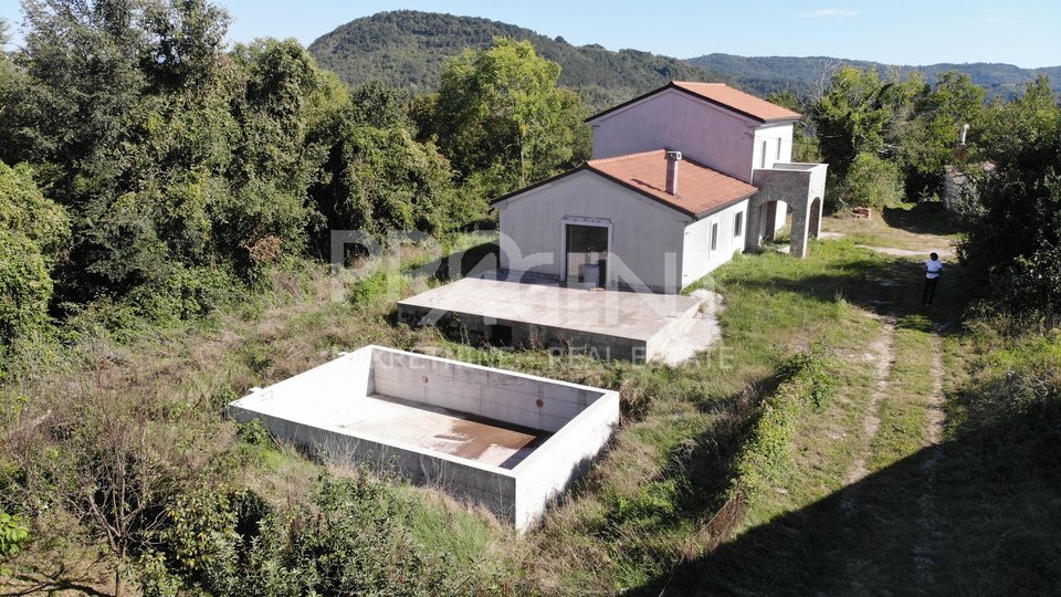 Istra, Buzet, kamena kuća s bazenom u roh bau fazi