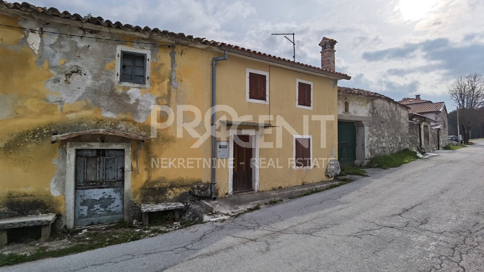 Istra, Brest, Ćićarija, stara kamena kuća s okućnicom