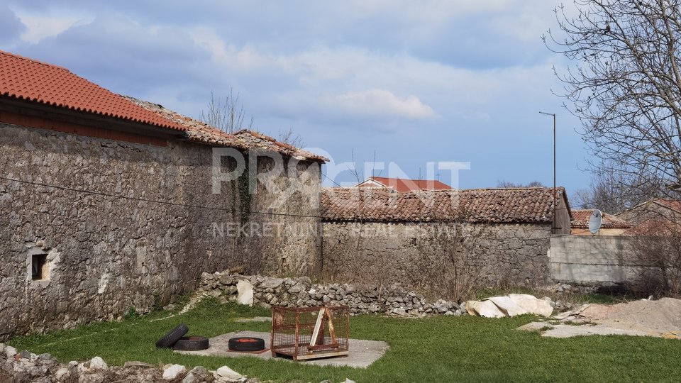 Istria, Brest, Ćićarija, old stone house with yard