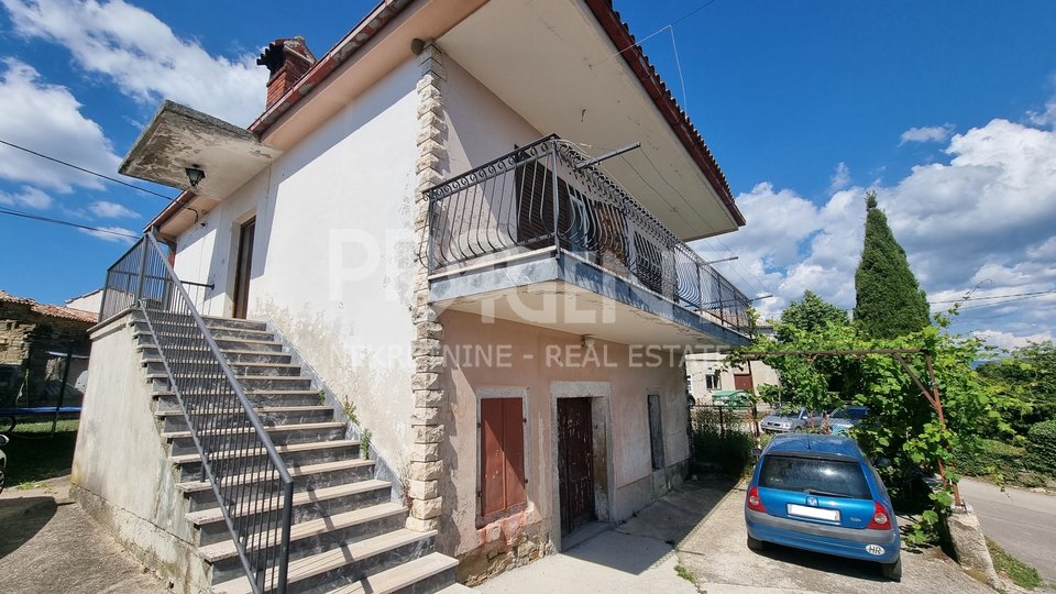 Buzet/Vrh das Haus mit einer Garage und Nebengebäuden