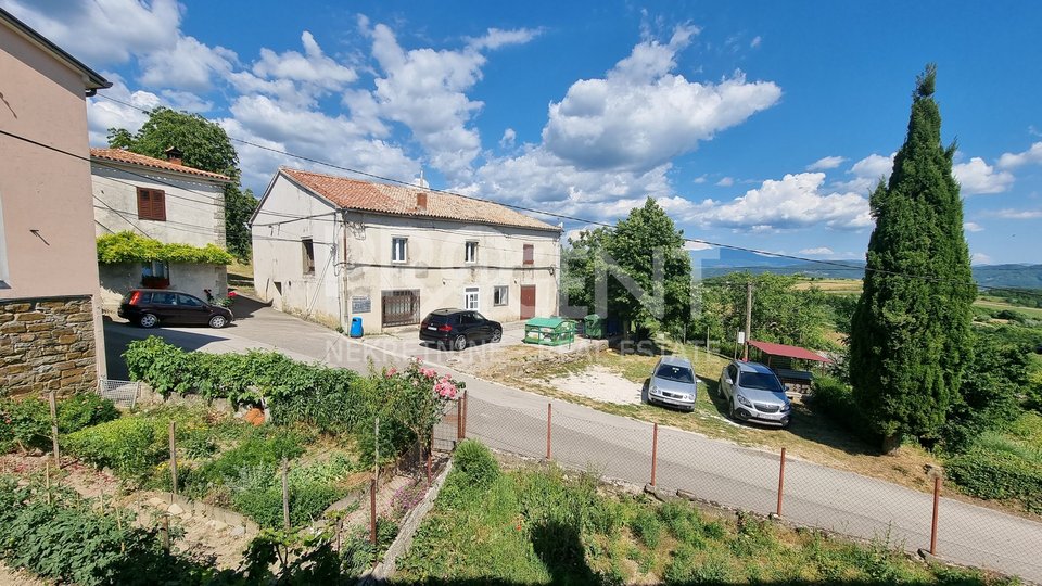 Buzet/Vrh the house with a garage and outbuildings