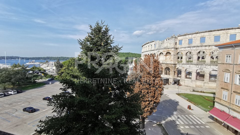 Pula, renovated four bedroom apartment with sea view