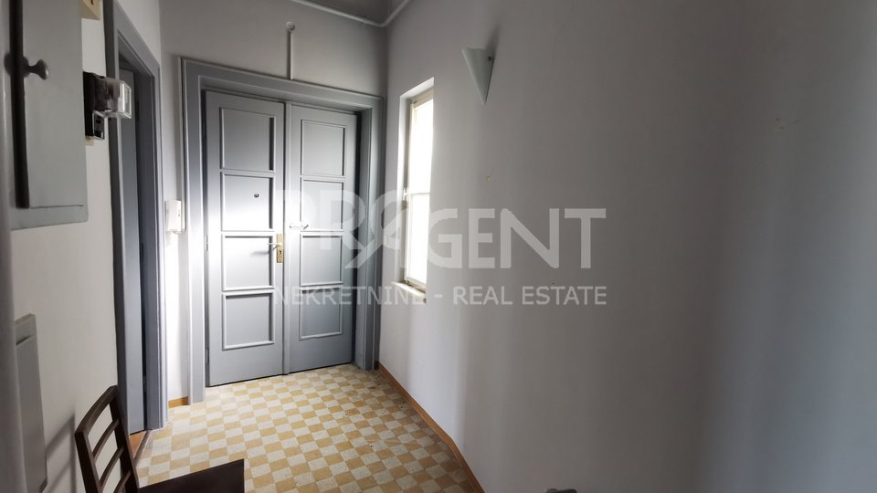 Pula, renovated four bedroom apartment with sea view