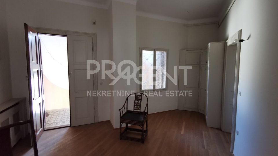 Pula, two bedroom apartment in an old historic building