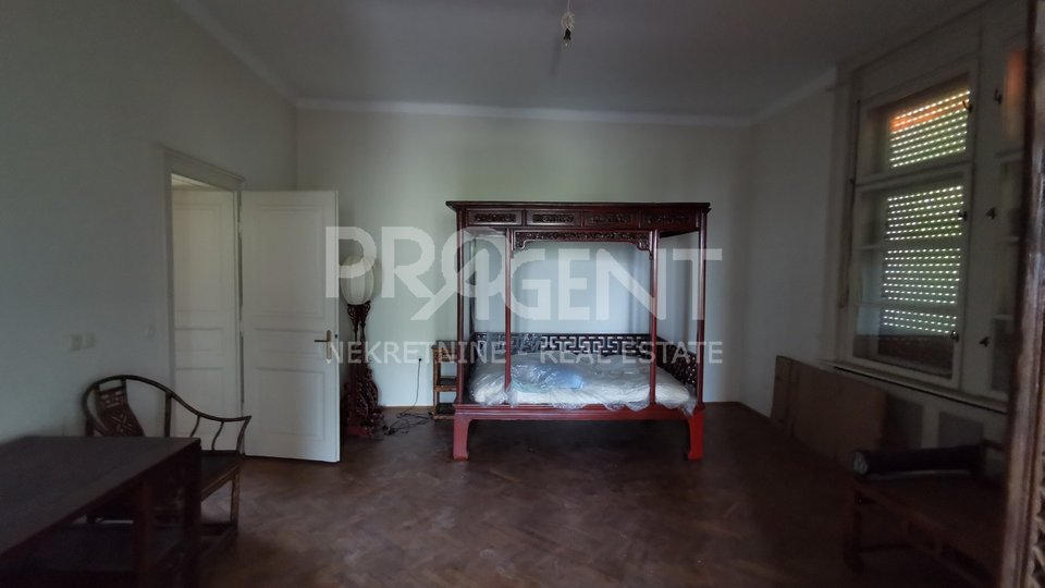 Pula, two bedroom apartment in an old historic building