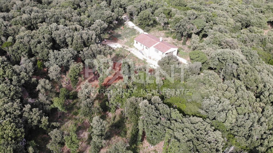 Istrien, Rovinj, neues Haus auf einem Grundstück 12619 m2 250 m vom Meer